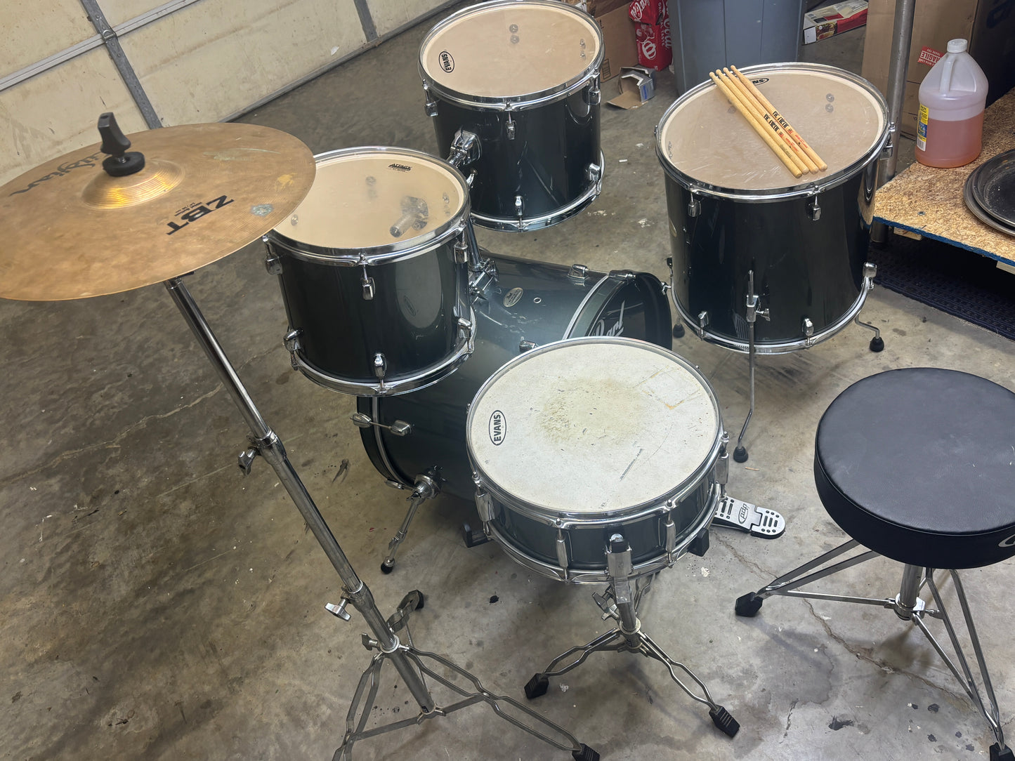 Pearl Forum Series 5-Piece Drum Kit with Hardware, Zildjian ZBT Cymbal, PDP Pedal & Throne