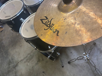 Pearl Forum Series 5-Piece Drum Kit with Hardware, Zildjian ZBT Cymbal, PDP Pedal & Throne
