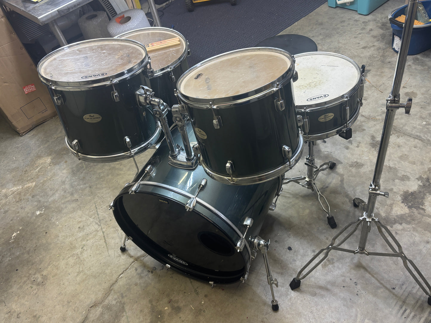 Pearl Forum Series 5-Piece Drum Kit with Hardware, Zildjian ZBT Cymbal, PDP Pedal & Throne