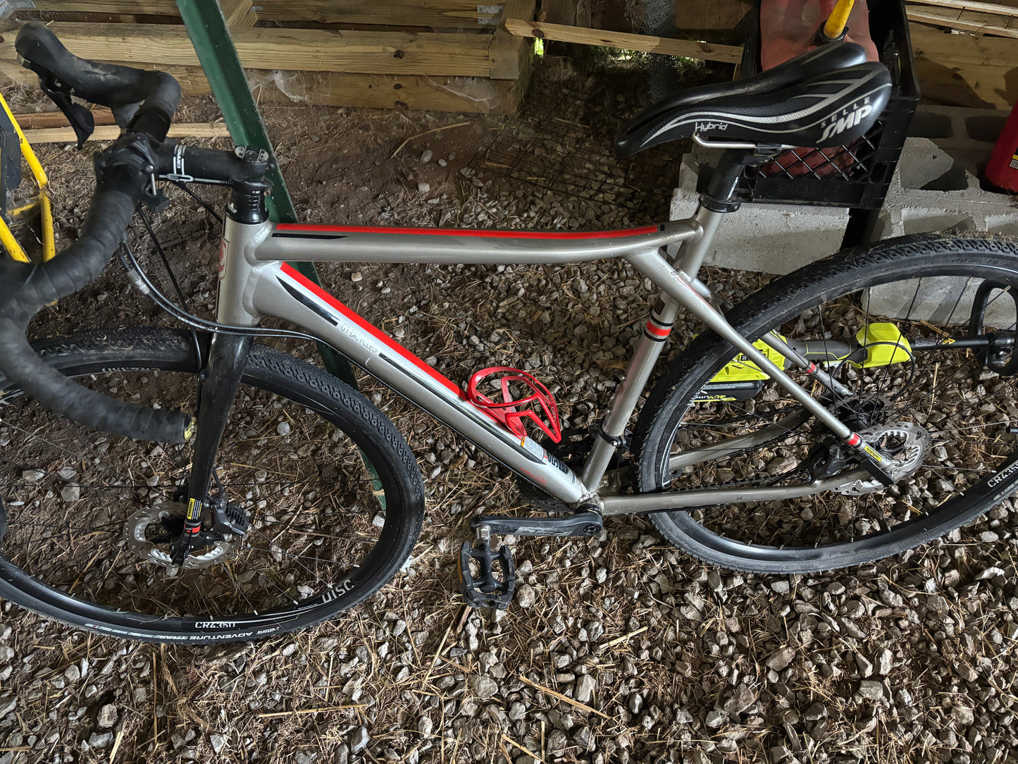 GT Grade II Gravel / Adventure Bike – Aluminum Frame, Carbon Fork, Disc Brakes